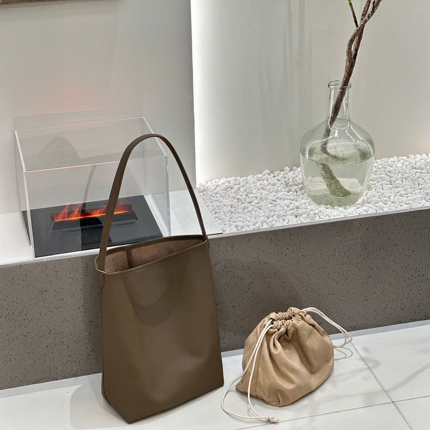 MENDY Bucket Bag Large Women's - Luxury Bags Sale 리뷰 및 가격